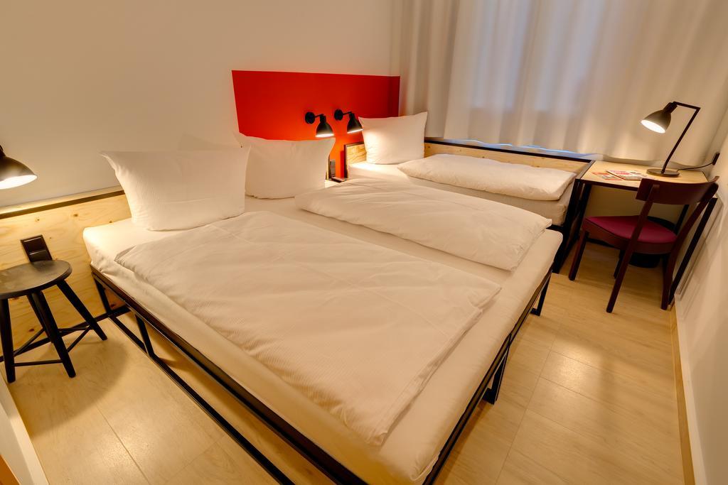 Meininger Hotel Leipzig Hauptbahnhof Room photo